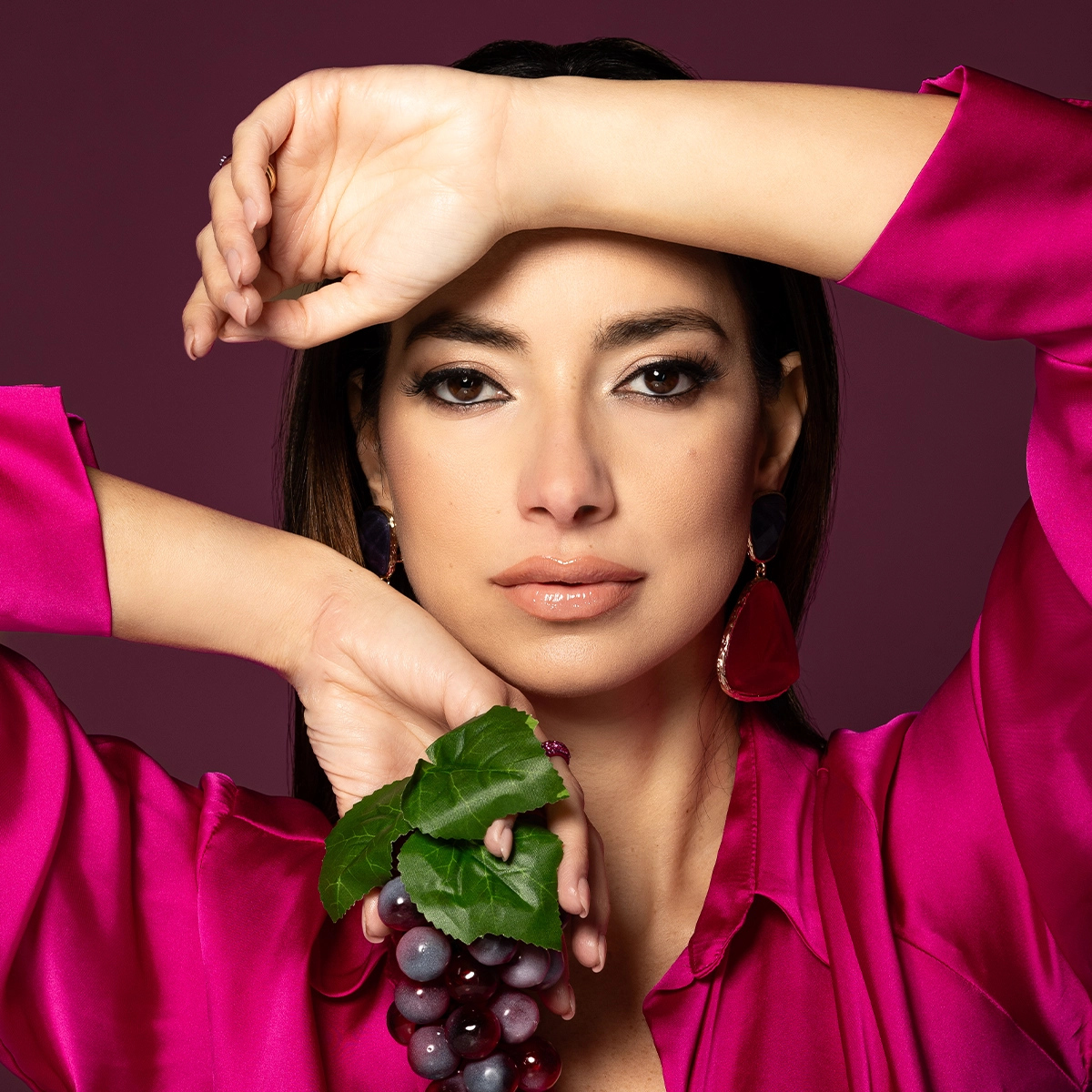 Carolina Celano, in posa con un grappolo d'uva